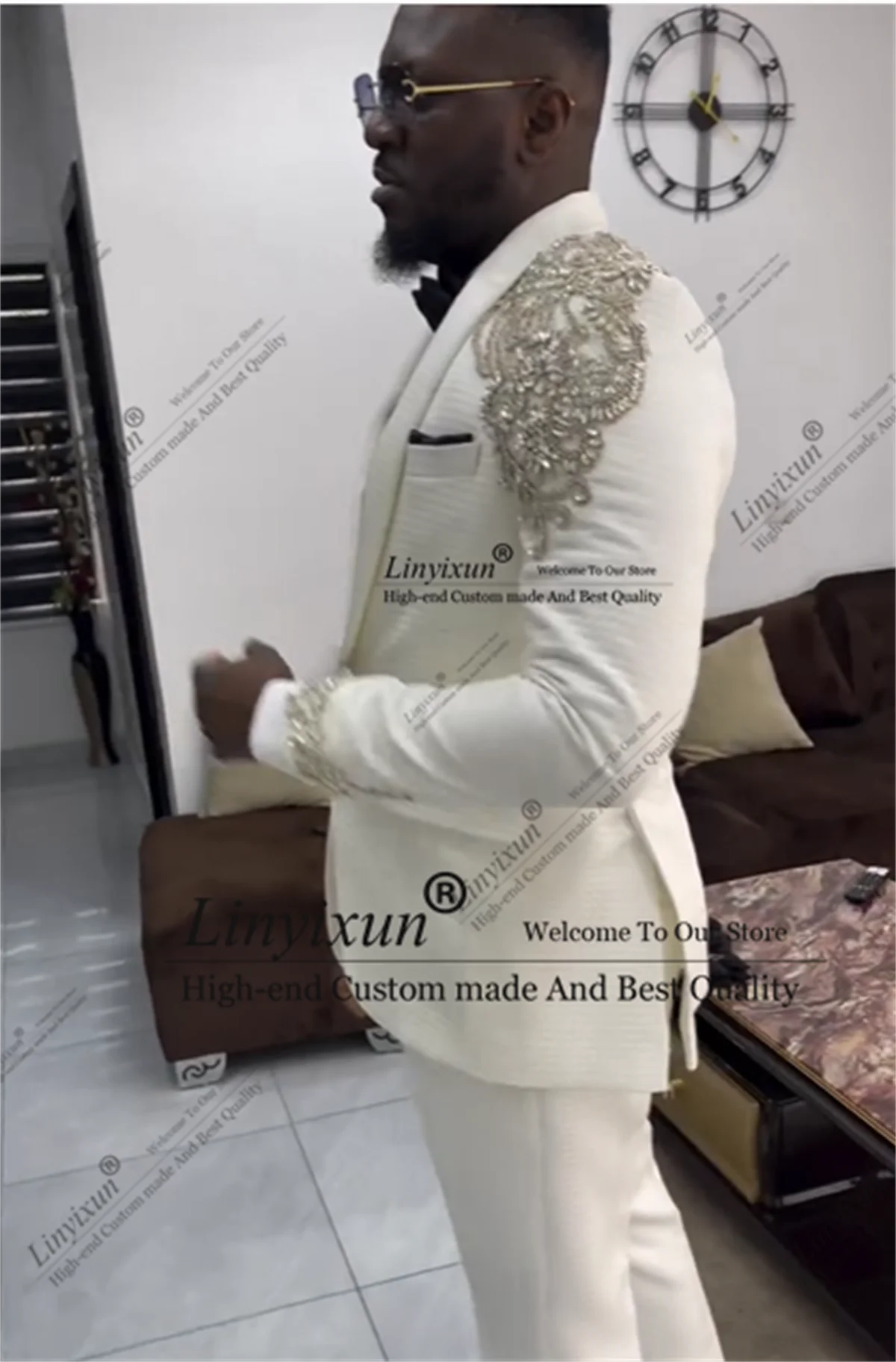 Handsome Metallic Jewelry Ornament Tuxedos Men Suits 3 Pieces Wedding Groom Party Male Prom Blazers Customized ropa hombre
Handsome Metallic Jewelry Ornament Tuxedos Men Suits 3 Pieces Wedding Groom Party Male Prom Blazers Customized ropa hombre