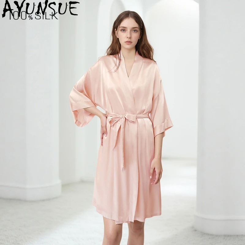 AYUNSUE 100% Real Mulberry Silk Robe Women 2026 Spring Summer Robes Lace-up 16MM Silk Sexy Sleepwear Women's Home Clothes 파자마
AYUNSUE 100% Real Mulberry Silk Robe Women 2026 Spring Summer Robes Lace-up 16MM Silk Sexy Sleepwear Women's Home Clothes 파자마