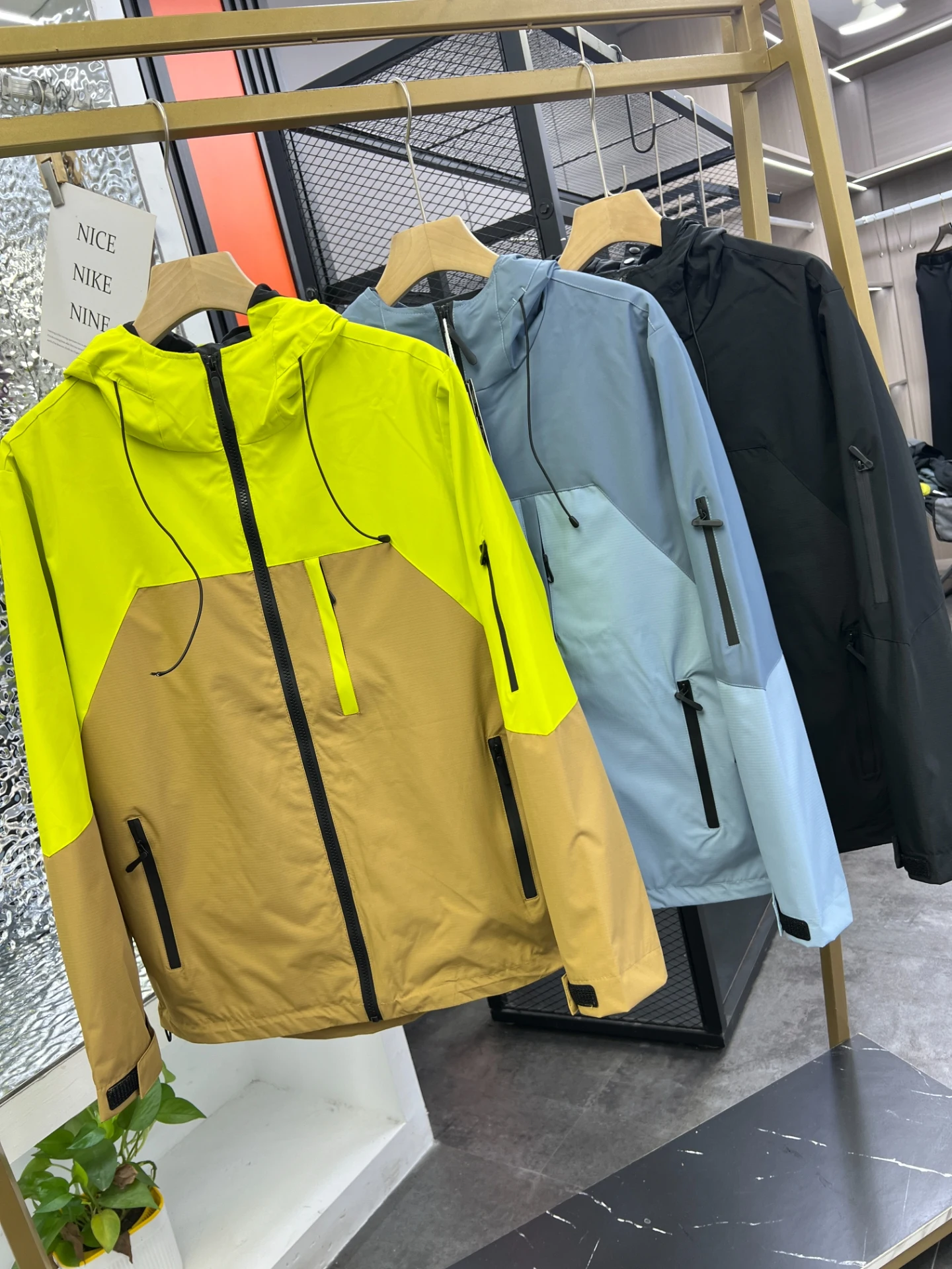 Outdoor Men's High-End Windproof Waterproof Soft ell Faion Color Blo Hooded Jaet Stand Fit Polyester Fiber
Outdoor Men's High-End Windproof Waterproof Soft ell Faion Color Blo Hooded Jaet Stand Fit Polyester Fiber