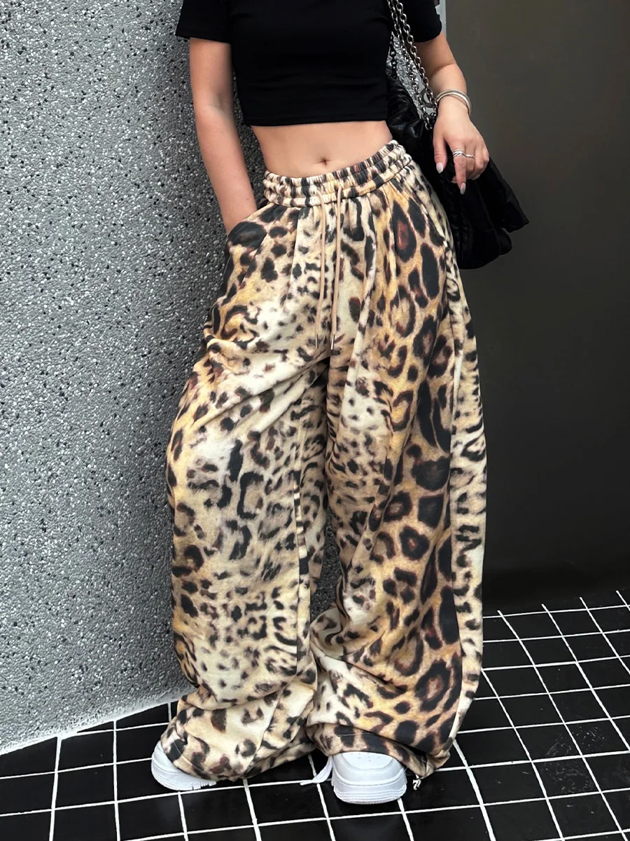 Модные женские повседневные брюки с леопардовым принтом, высокой талией, свободного кроя, весна 2025, широкие длинные брюки в уличном стиле с эластичным поясом
Модные женские повседневные брюки с леопардовым принтом, высокой талией, свободного кроя, весна 2025, широкие длинные брюки в уличном стиле с эластичным поясом