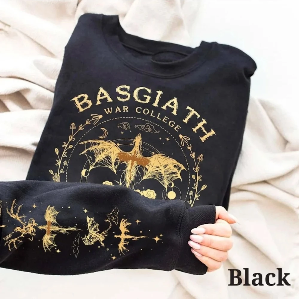 Толстовка Fourth Wing Basgiath War College Dragon Rider Одежда для любителей книг Мужчины Женщины Модный подарок Толстовки Повседневная одежда
Толстовка Fourth Wing Basgiath War College Dragon Rider Одежда для любителей книг Мужчины Женщины Модный подарок Толстовки Повседневная одежда