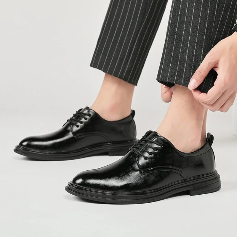 Черные модельные туфли с острым носком на шнуровке, мужская повседневная деловая официальная роскошная обувь, стиль 2025 года, офисная элегантная социальная обувь для мужчин
Черные модельные туфли с острым носком на шнуровке, мужская повседневная деловая официальная роскошная обувь, стиль 2025 года, офисная элегантная социальная обувь для мужчин