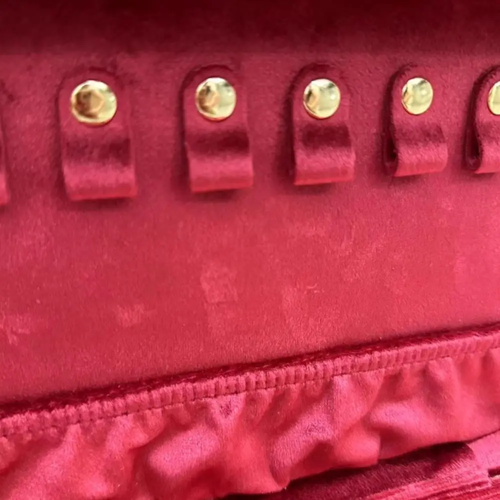 Бархатный органайзер для украшений: кольца, ожерелья, браслеты, серьги. Большая квадратная шкатулка для путешествий.
Бархатный органайзер для украшений: кольца, ожерелья, браслеты, серьги. Большая квадратная шкатулка для путешествий.