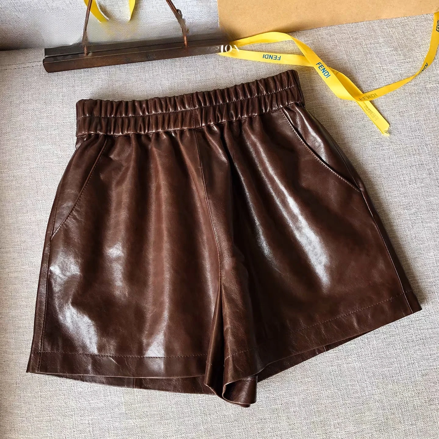 Genuine Leather Shorts For Women Korean Fashion 2025 Elastic Waist Booty Mini Sexy Short Feminino Red/Camel/Black Calzones Mujer
Genuine Leather Shorts For Women Korean Fashion 2025 Elastic Waist Booty Mini Sexy Short Feminino Red/Camel/Black Calzones Mujer