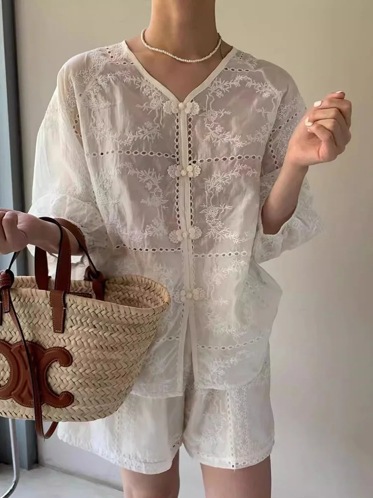 Ретро-шик: летний комплект с вышивкой, шорты с высокой талией и широкими штанинами, женский модный набор, винтажный стиль, дышащий хлопок.
Ретро-шик: летний комплект с вышивкой, шорты с высокой талией и широкими штанинами, женский модный набор, винтажный стиль, дышащий хлопок.