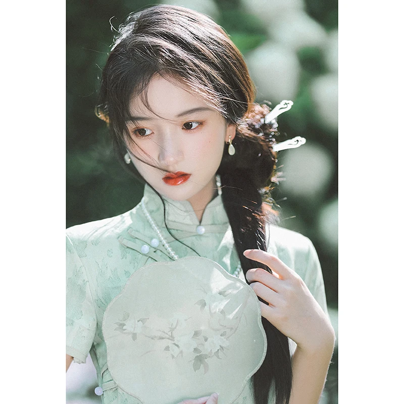 Молодежное шелковое шифоновое платье в стиле ретро, китайский стиль, с высоким разрезом, коротким рукавом, круглым воротником, для повседневной носки, элегантное.
Молодежное шелковое шифоновое платье в стиле ретро, китайский стиль, с высоким разрезом, коротким рукавом, круглым воротником, для повседневной носки, элегантное.