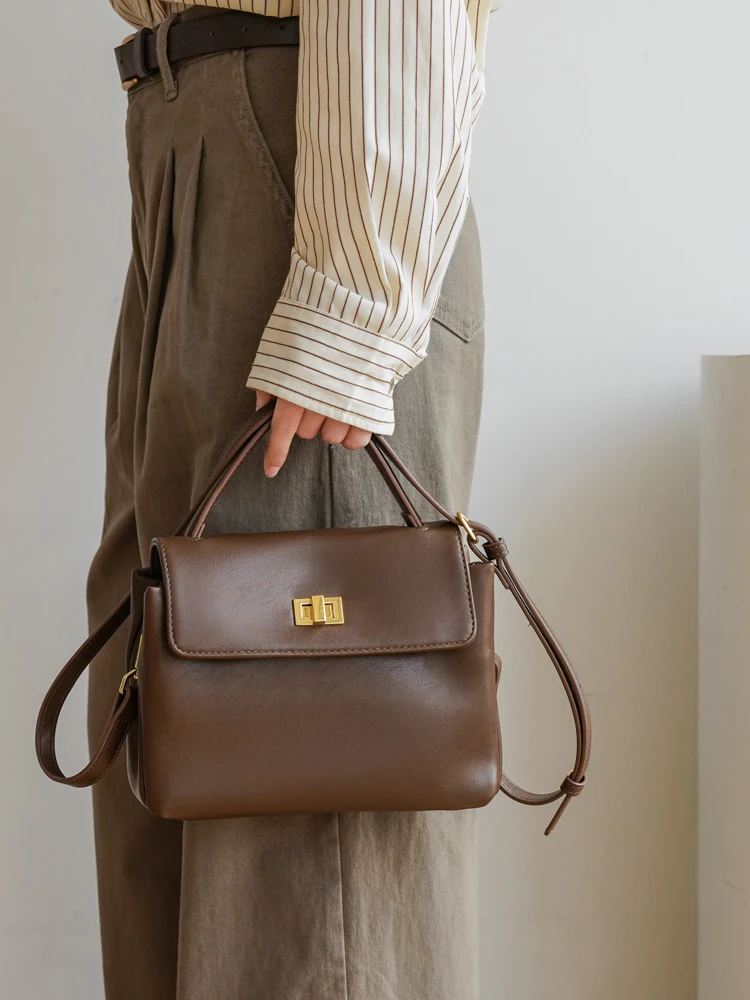 Retro Large Capacity Single Shoulder Crossbody Commuter Women's Bag Soft PU Leather Handbag with Lock Buckle Closure
Retro Large Capacity Single Shoulder Crossbody Commuter Women's Bag Soft PU Leather Handbag with Lock Buckle Closure