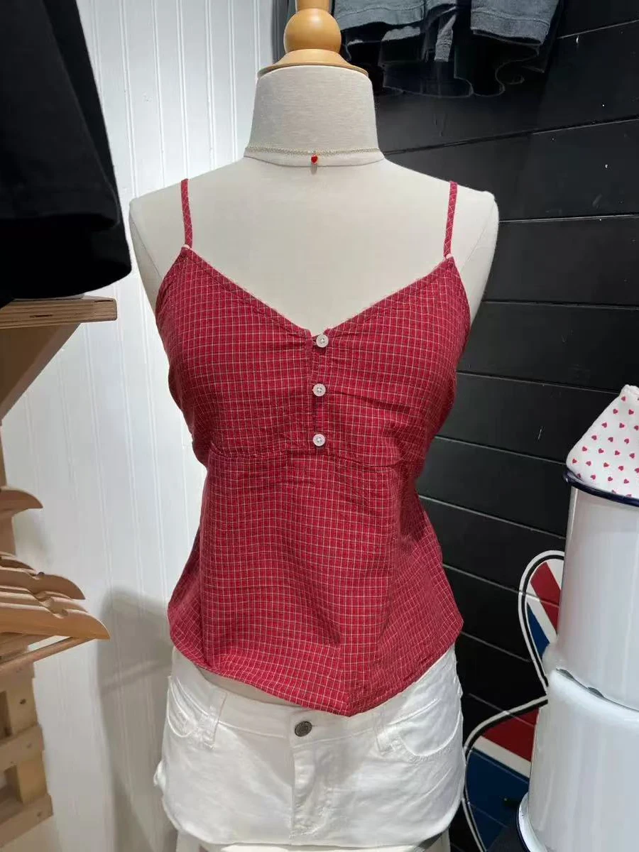 Three Buttons Red Plaid Tank Top Women Summer New Lace Trim Sexy V Neck Sleeveless Camis Preppy Style Vintage Sweet Cropped Vest
Three Buttons Red Plaid Tank Top Women Summer New Lace Trim Sexy V Neck Sleeveless Camis Preppy Style Vintage Sweet Cropped Vest