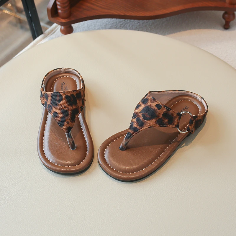 Little Girls Suede Leather Sandals 2026 New Summer Kids Animal Print Beach Slippers Soft Sole Trendy School Outdoor Daily Wear
Little Girls Suede Leather Sandals 2026 New Summer Kids Animal Print Beach Slippers Soft Sole Trendy School Outdoor Daily Wear