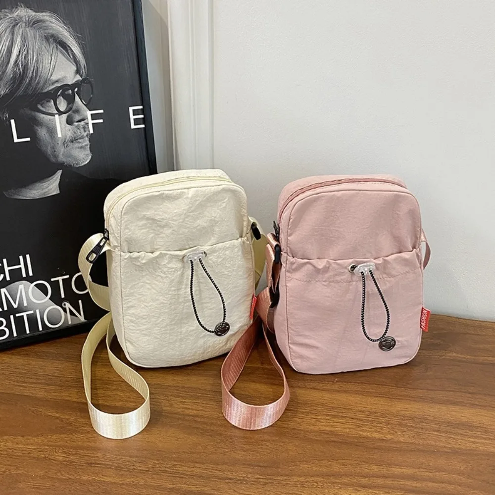 Solid Color Drawstring Crossbody Bag Waterproof Korean style Nylon Shoulder Bag Lightweight Nylon Mobile Phone Bag Outdoor
Solid Color Drawstring Crossbody Bag Waterproof Korean style Nylon Shoulder Bag Lightweight Nylon Mobile Phone Bag Outdoor