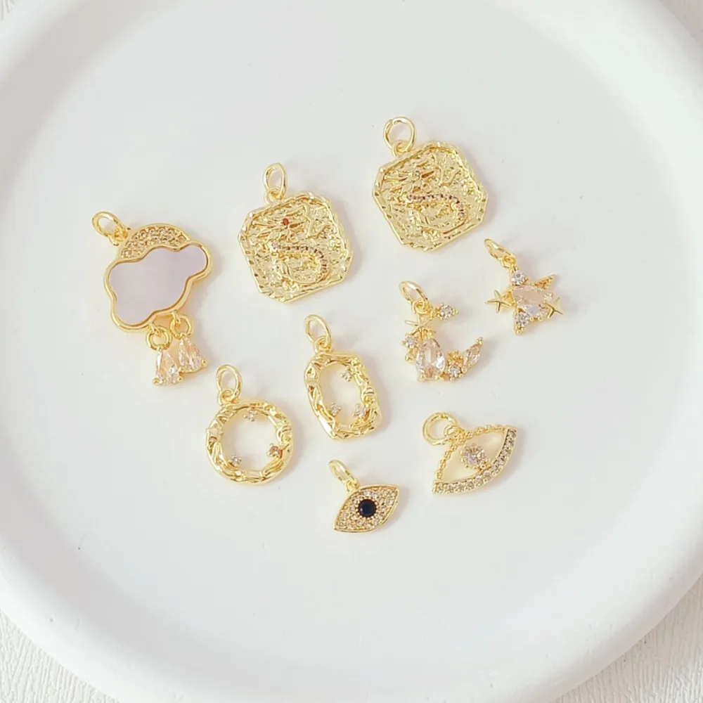 14K Gold-plated and Zirconium-inlaid Dragon Brand Auspicious Cloud Five-pointed Star Moon Irregular Square Blue Eye Pendant
14K Gold-plated and Zirconium-inlaid Dragon Brand Auspicious Cloud Five-pointed Star Moon Irregular Square Blue Eye Pendant