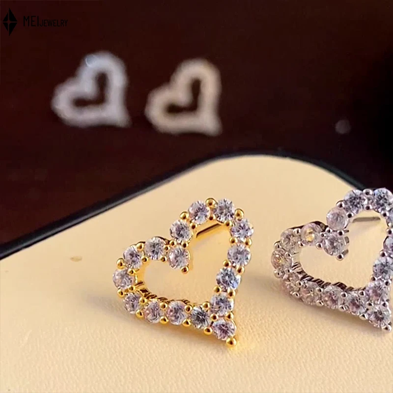 Новая корейская версия, модные простые серьги в форме персикового сердца, серьги в форме сердца с микроинкрустацией из кубического циркония для женщин
Новая корейская версия, модные простые серьги в форме персикового сердца, серьги в форме сердца с микроинкрустацией из кубического циркония для женщин 