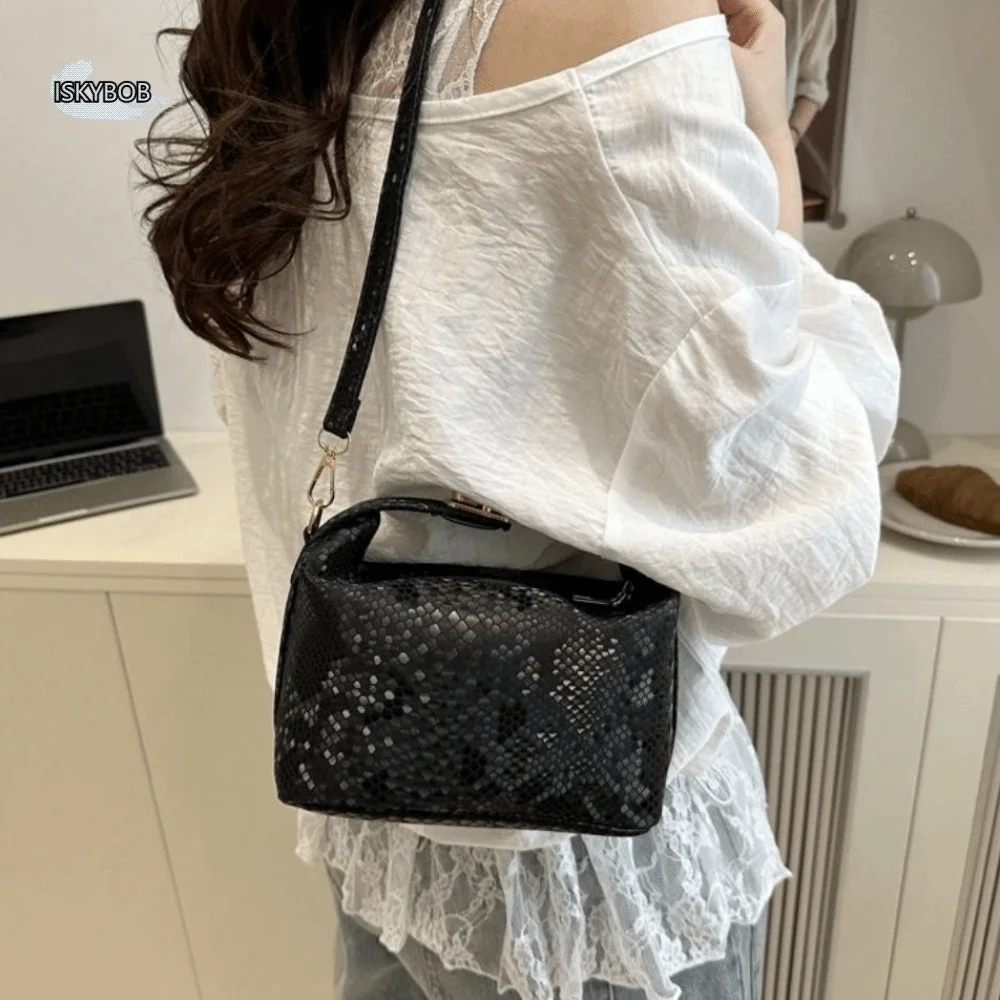 Versatile Solid Color Clutch Bags Small Women Woven Hobo Bag Commute Pu Leather Shoulder Bag Handbags
Versatile Solid Color Clutch Bags Small Women Woven Hobo Bag Commute Pu Leather Shoulder Bag Handbags