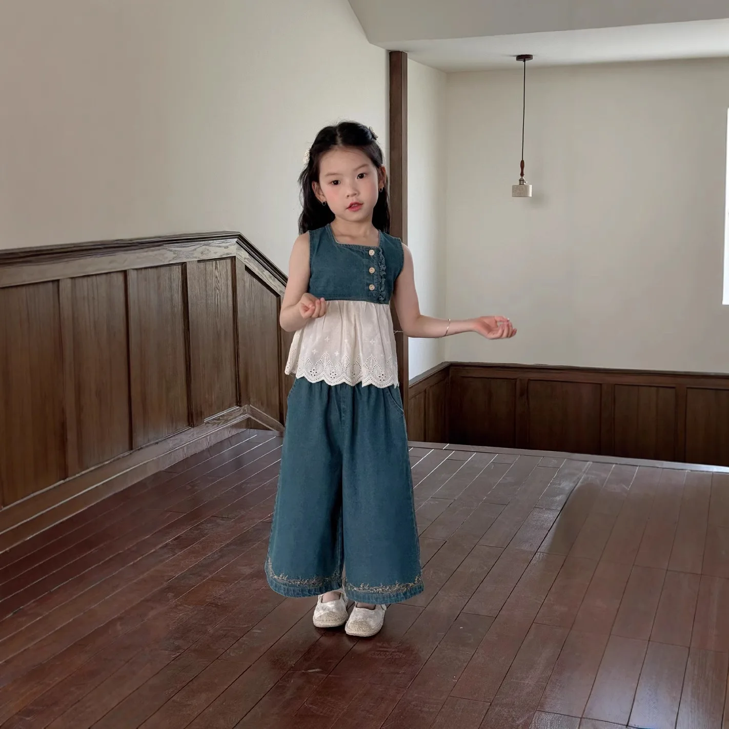 2025 Summer New Girls' Set Denim Patchwork Lace Hem Sleeveless Vest Embroidered Wide Leg Pants
2025 Summer New Girls' Set Denim Patchwork Lace Hem Sleeveless Vest Embroidered Wide Leg Pants