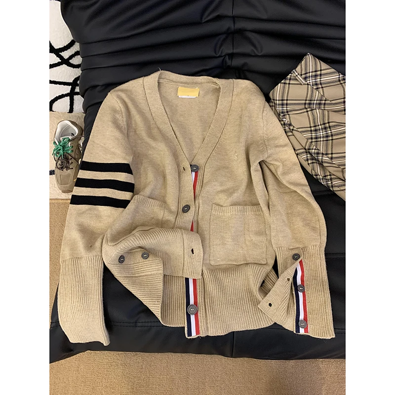 Sweet Sle College Wind Knitted Sweater Coat Women's Autumn Winter New Color Colion V-ne Soft Cozy Open Cardigan Top
Sweet Sle College Wind Knitted Sweater Coat Women's Autumn Winter New Color Colion V-ne Soft Cozy Open Cardigan Top