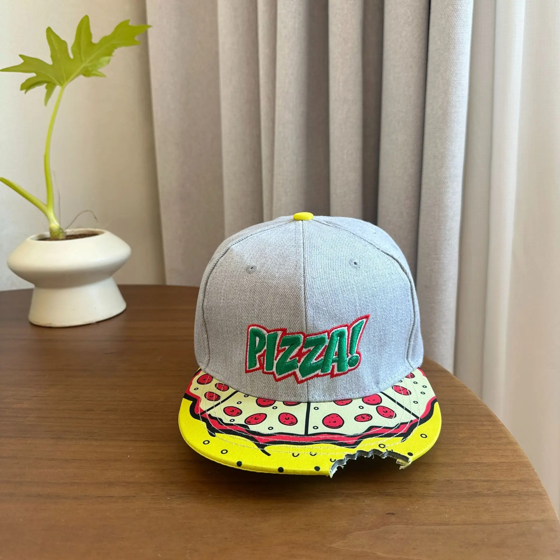 New high-end fashionable retro flat-brimmed hat with missing corners. Premium luxury baseball cap. Hip-hop brand sun hat.
New high-end fashionable retro flat-brimmed hat with missing corners. Premium luxury baseball cap. Hip-hop brand sun hat.