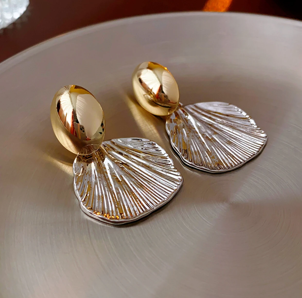 Luxurious texture 4.5 * 2.6cm earring crease shell metal earrings High-end feeling fashionable temperament earring
Luxurious texture 4.5 * 2.6cm earring crease shell metal earrings High-end feeling fashionable temperament earring