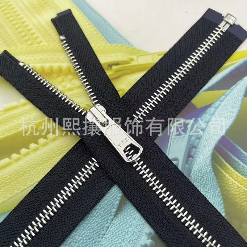 10 шт./лот YKK 5 # Металлическая молния от 50 до 90 см, яркая, серебристая, одинарная открытая черная куртка DAL DA8MB33 DA8R25, принадлежности для шитья одежды своими руками
10 шт./лот YKK 5 # Металлическая молния от 50 до 90 см, яркая, серебристая, одинарная открытая черная куртка DAL DA8MB33 DA8R25, принадлежности для шитья одежды своими руками