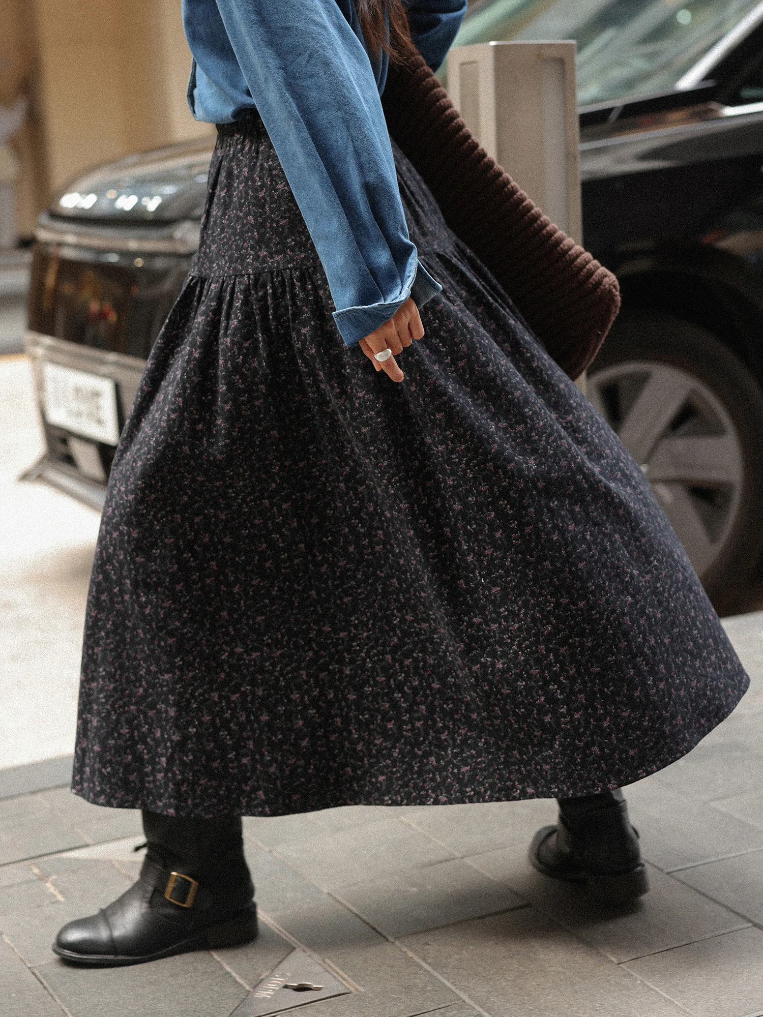 Черная женская зимняя повседневная элегантная длинная юбка миди А-силуэта с цветочным принтом и высокой талией от Mixd
Черная женская зимняя повседневная элегантная длинная юбка миди А-силуэта с цветочным принтом и высокой талией от Mixd