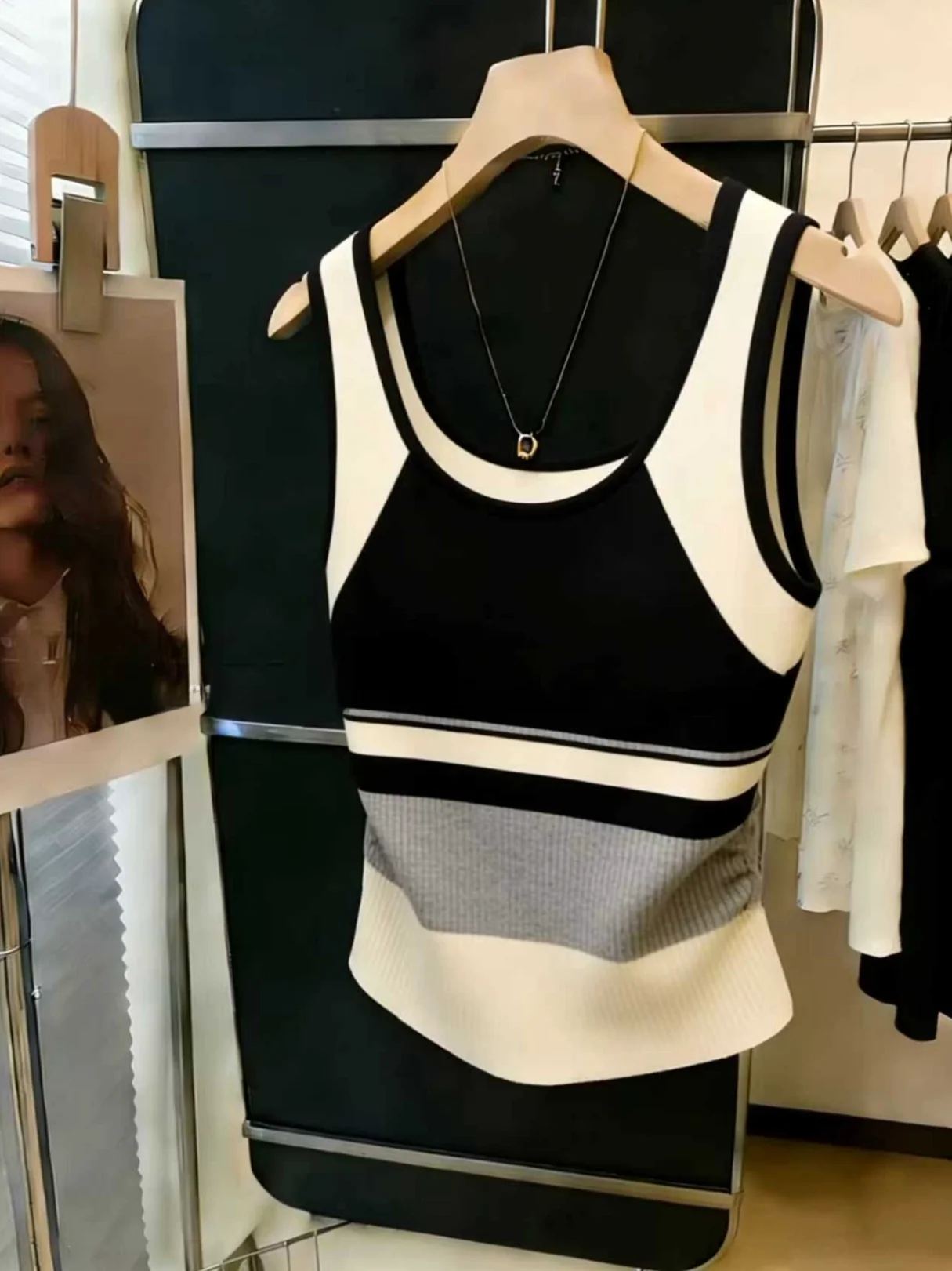 Summer New Style Women's Knitted Vest Sleeveless Waist-Cinching Stripe Color Block Self-Keeping Recommendation Fashionable Top
Summer New Style Women's Knitted Vest Sleeveless Waist-Cinching Stripe Color Block Self-Keeping Recommendation Fashionable Top