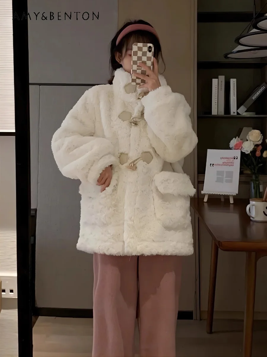 2025 Winter New Women's Off-White Thickened Faux Fur Rabbit Fur Plush Horn Buckle Loose Casual Lamb Wool Coat 
2025 Winter New Women's Off-White Thickened Faux Fur Rabbit Fur Plush Horn Buckle Loose Casual Lamb Wool Coat