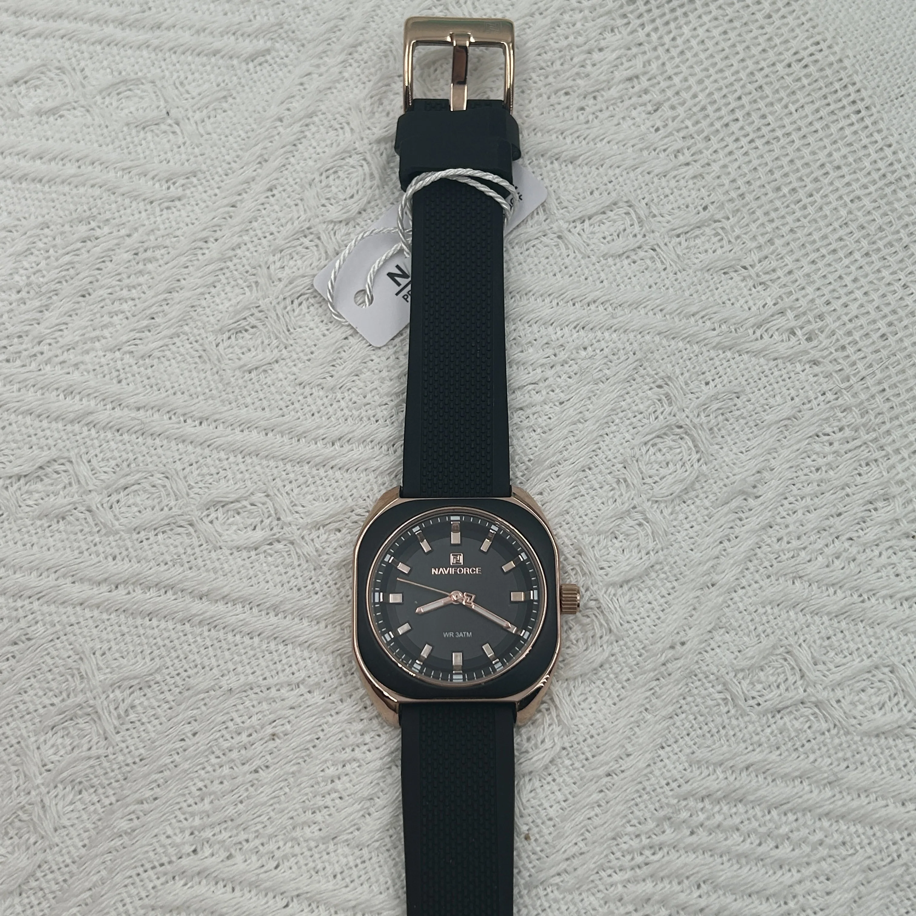 Ladies' fashionable casual watch with silicone strap, ideal gift for various holidays
Ladies' fashionable casual watch with silicone strap, ideal gift for various holidays