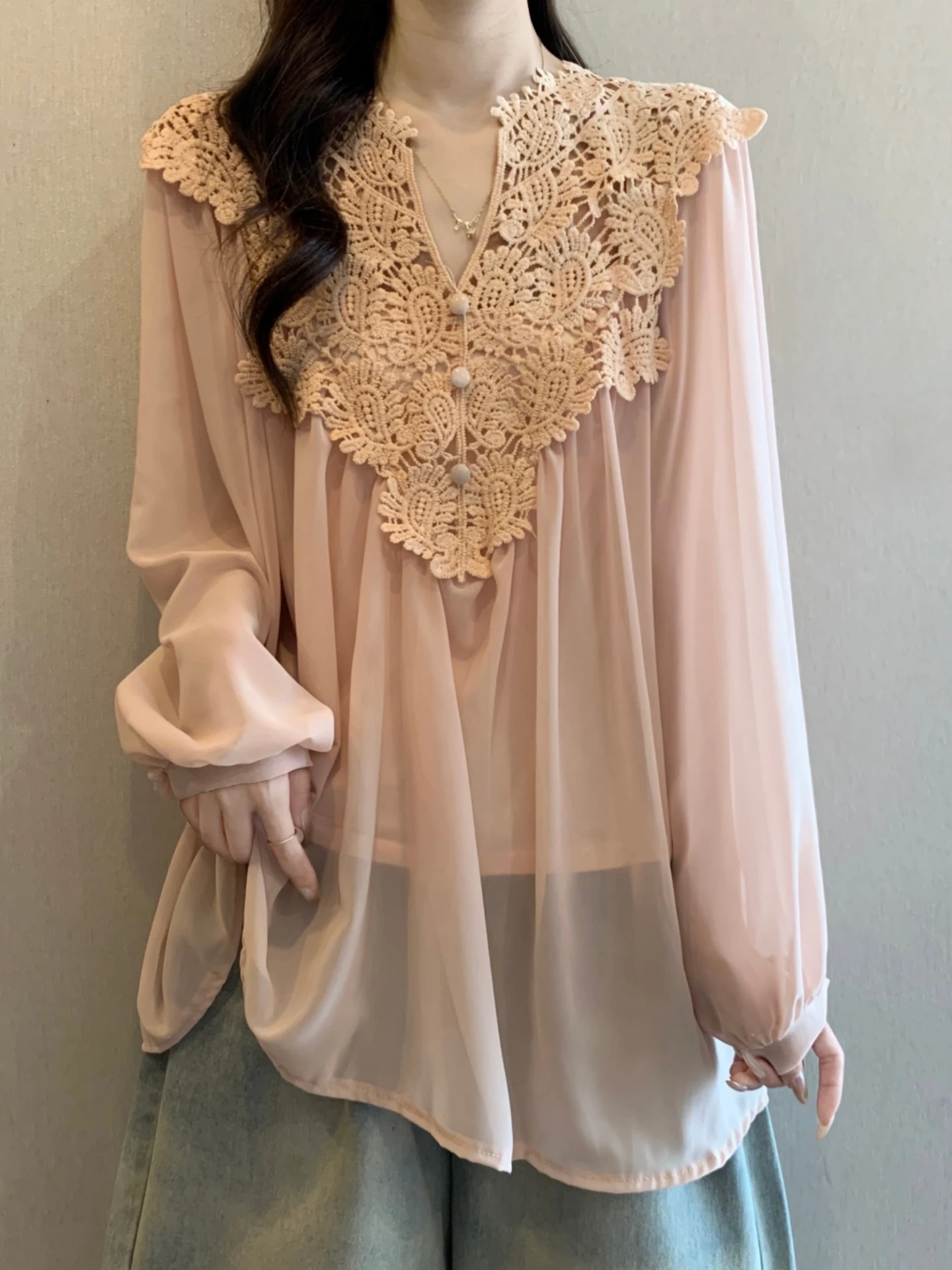 Slim Fit Long Sleeve V-Neck Lace Paneling Chiffon Shirt Women Spring Summer plus Size Flattering Sun Protection Button up Top
Slim Fit Long Sleeve V-Neck Lace Paneling Chiffon Shirt Women Spring Summer plus Size Flattering Sun Protection Button up Top