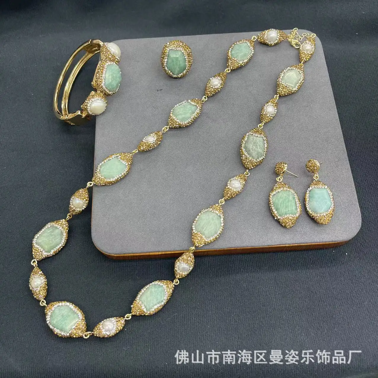 Ore new natural Amazon Tianhe stone pearl evening dress big set fashionable personalized natural stone jewelry four-piece set
Ore new natural Amazon Tianhe stone pearl evening dress big set fashionable personalized natural stone jewelry four-piece set