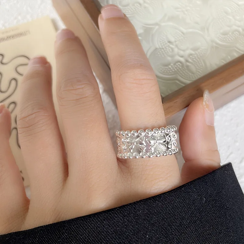 Кольцо с широким бантом Balletcore, эстетическое кольцо из стерлингового серебра 925, гипоаллергенные модные ювелирные изделия в корейском стиле
Кольцо с широким бантом Balletcore, эстетическое кольцо из стерлингового серебра 925, гипоаллергенные модные ювелирные изделия в корейском стиле