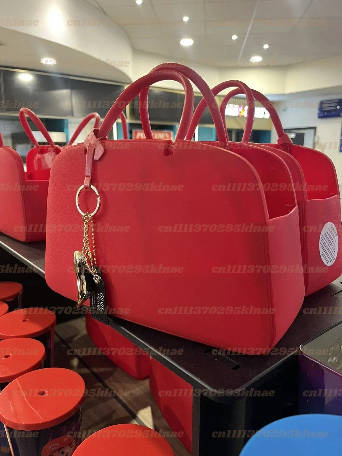 Red Tote Bag With Queen Leather Surface Popcorn Bucket Vintage Boston Bag With Hanging Decorations Home Storage
Red Tote Bag With Queen Leather Surface Popcorn Bucket Vintage Boston Bag With Hanging Decorations Home Storage