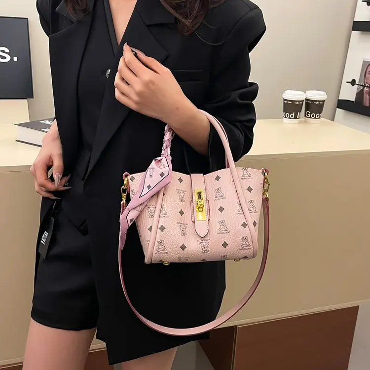 Новая винтажная сумка-ведро, женская нишевая роскошная пригородная сумка через плечо, дневная ночная сумка через плечо, повседневная сумка на ремне, минималистичная кожа
Новая винтажная сумка-ведро, женская нишевая роскошная пригородная сумка через плечо, дневная ночная сумка через плечо, повседневная сумка на ремне, минималистичная кожа