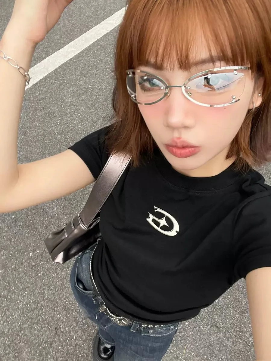 American Design Tight Short-sleeved Niche Black Shoulder Women's Summer New Short Slim Spice Girl Silicone Printed Top
American Design Tight Short-sleeved Niche Black Shoulder Women's Summer New Short Slim Spice Girl Silicone Printed Top