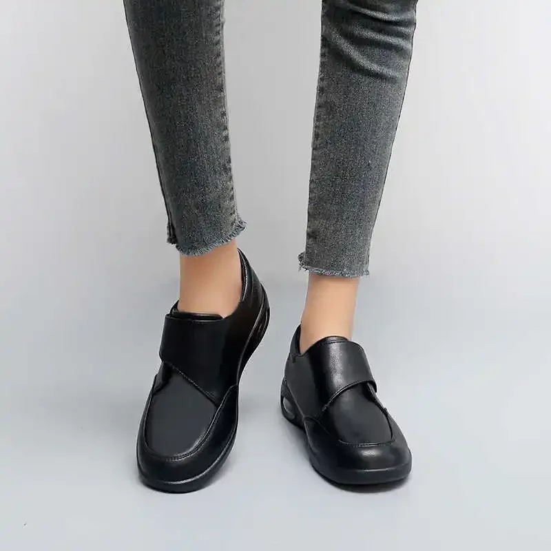 Small Size PU Leather Flip Flops White Slippers Moccasins Shoes Woman Outdoor Sandals Women Sneakers Sport Low Cost Outings
Small Size PU Leather Flip Flops White Slippers Moccasins Shoes Woman Outdoor Sandals Women Sneakers Sport Low Cost Outings