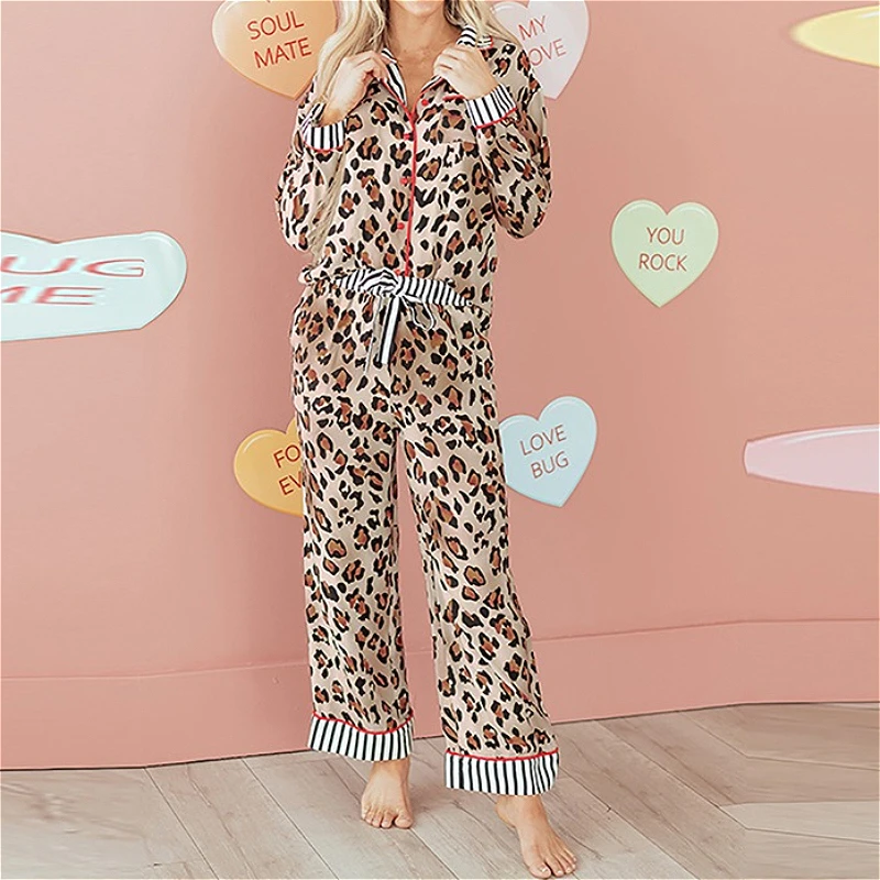 Женский пижамный комплект из двух предметов: топ с отложным воротником и длинными рукавами с леопардовым принтом, широкие брюки с высокой талией, уличный стиль Y2K
Женский пижамный комплект из двух предметов: топ с отложным воротником и длинными рукавами с леопардовым принтом, широкие брюки с высокой талией, уличный стиль Y2K