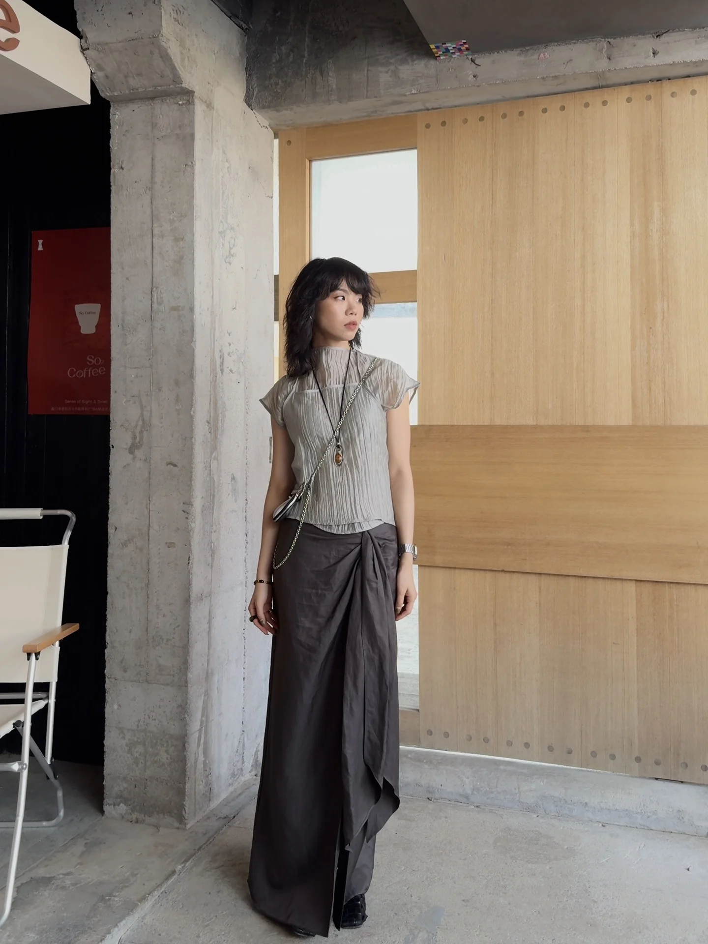 Плиссированный топ с высоким воротником и эффектом двухслойности, футболка с коротким рукавом, для повседневной носки и офиса.
Плиссированный топ с высоким воротником и эффектом двухслойности, футболка с коротким рукавом, для повседневной носки и офиса.