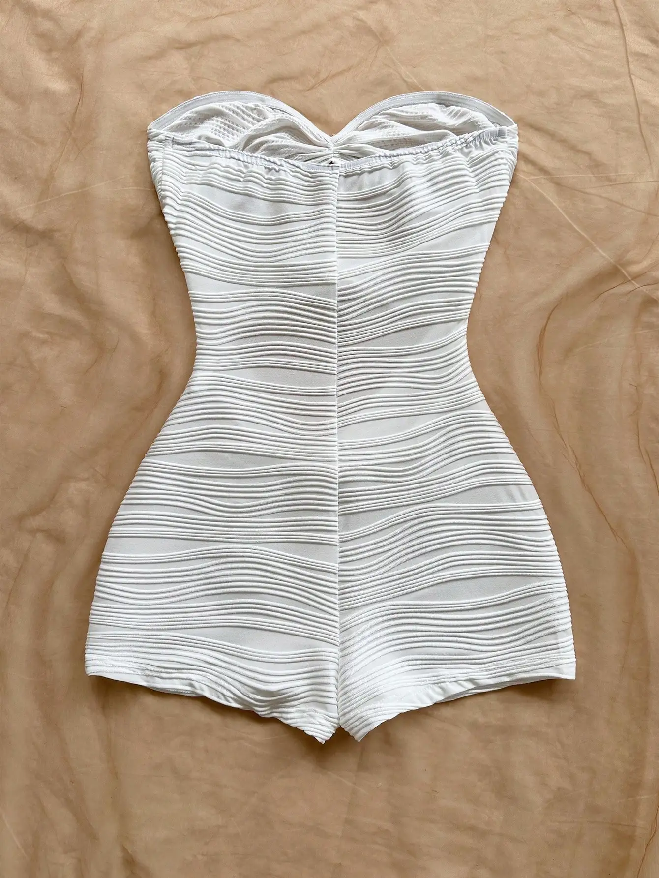 White Wavy Texture Strapless Bodysuit With Sun Metal Decor, Figure Flattering For Party Date Beach Vacation
White Wavy Texture Strapless Bodysuit With Sun Metal Decor, Figure Flattering For Party Date Beach Vacation