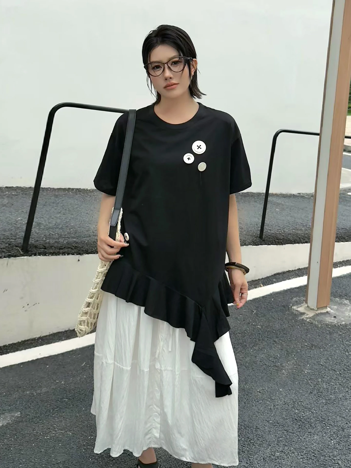 Hong Kong Style Loose Women's T-shirt Short Sleeve Button Decor Asymmetrical Hem Breathable Comfortable Cotton Blend Top
Hong Kong Style Loose Women's T-shirt Short Sleeve Button Decor Asymmetrical Hem Breathable Comfortable Cotton Blend Top