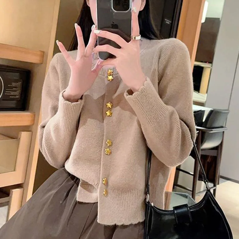Retro soft and female knitted sweater jacket for women's autumn and winter new knitted cardigan sweet top
Retro soft and female knitted sweater jacket for women's autumn and winter new knitted cardigan sweet top