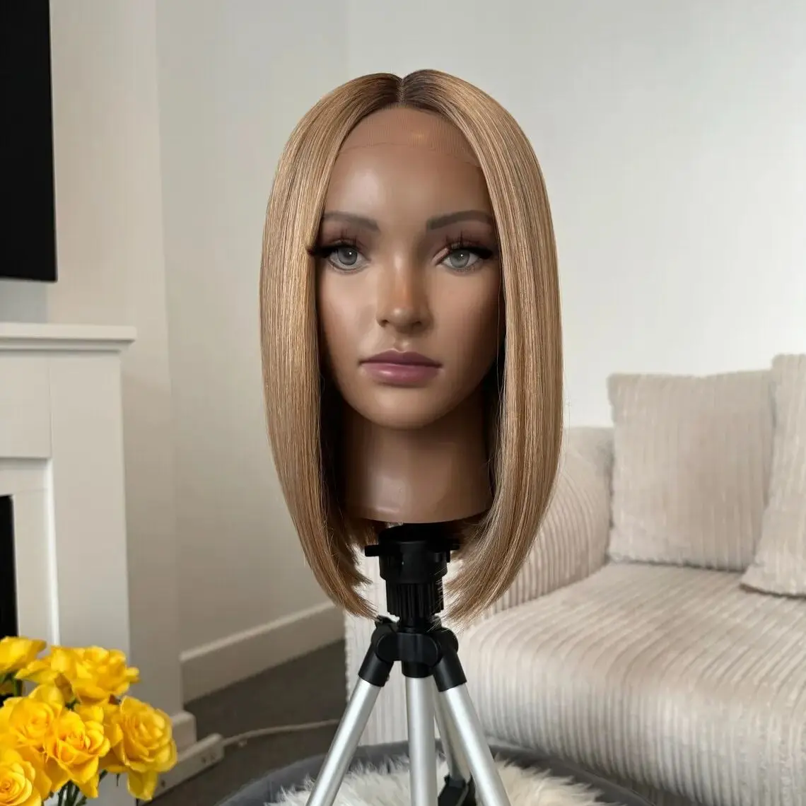 Реалистичный вид Боб Натуральные прямые короткие синтетические парики с кружевом и темными корнями Медовый блондин Разработанный свободный парик Futura
Реалистичный вид Боб Натуральные прямые короткие синтетические парики с кружевом и темными корнями Медовый блондин Разработанный свободный парик Futura