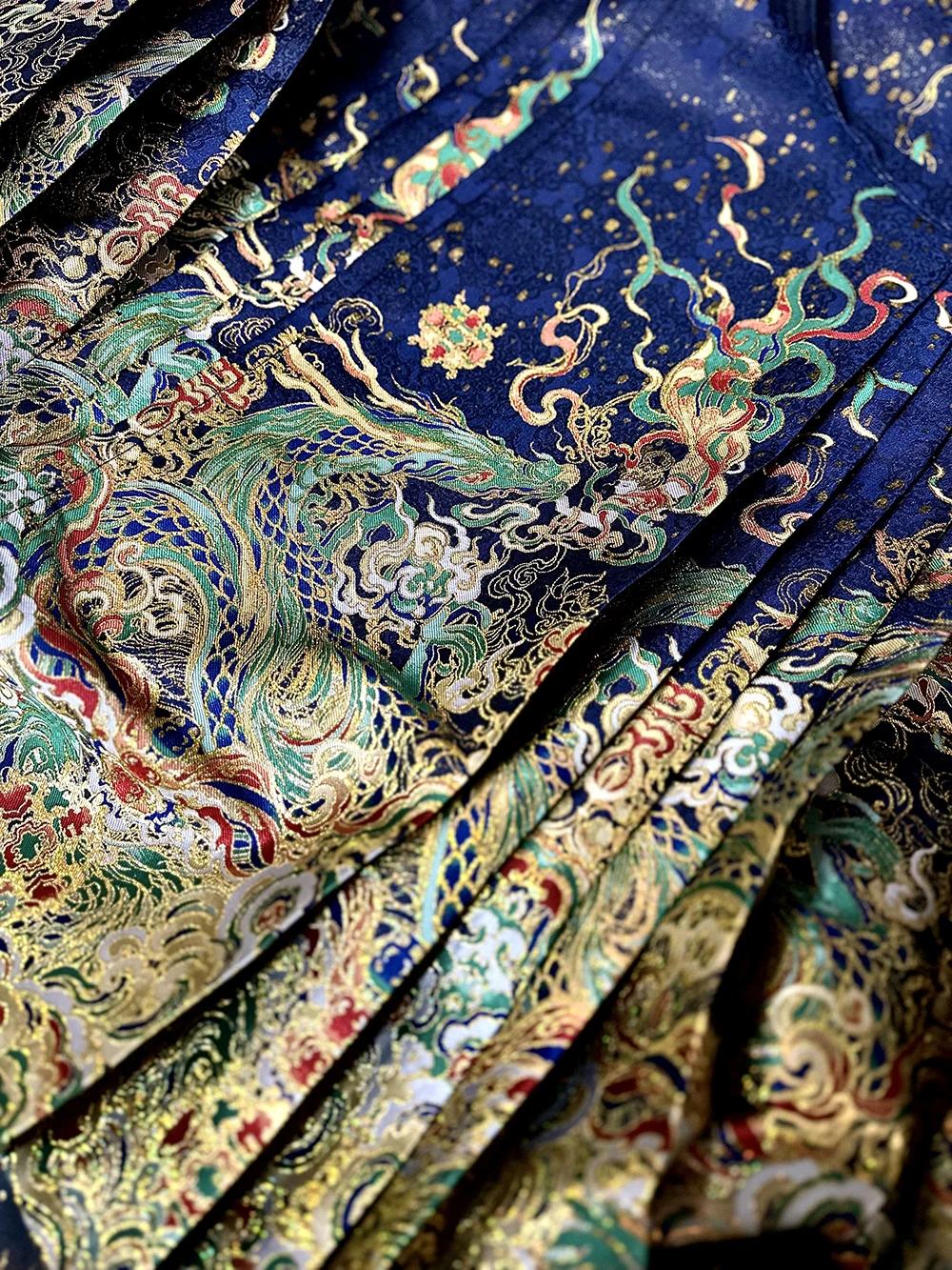 Оригинальная новая китайская юбка с вышивкой золотого хвоста Hanfu с высокой талией из полиэфирного волокна, весна 2024, модные поездки на работу
Оригинальная новая китайская юбка с вышивкой золотого хвоста Hanfu с высокой талией из полиэфирного волокна, весна 2024, модные поездки на работу