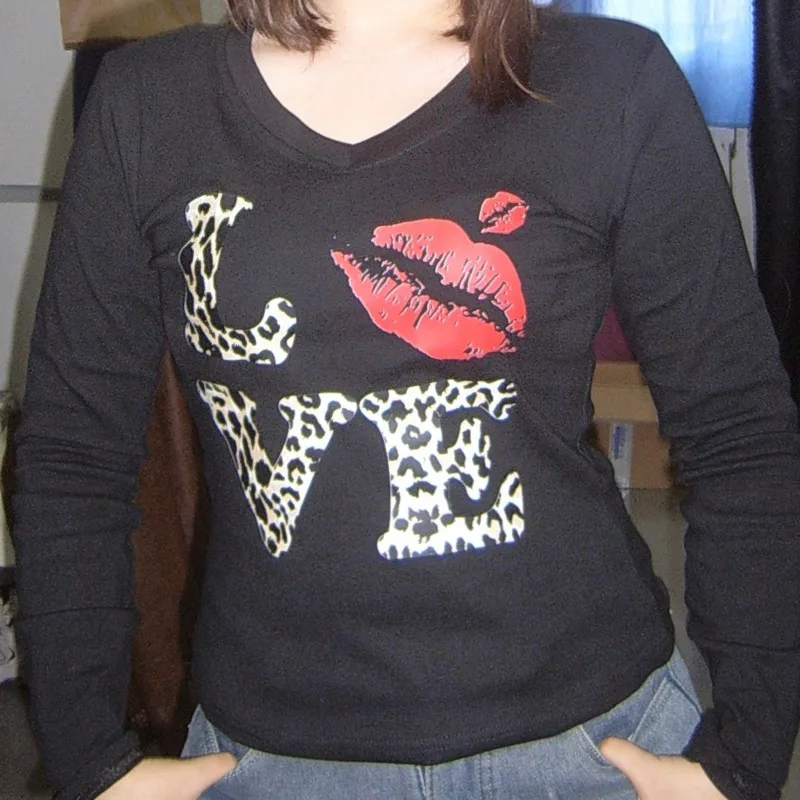 Y2k Leopard Love Print T-shirts Women Casual Graphic V-neck Long Sleeve Tops Autumn Fashion Blouse Outwear Clothes Trendy 2024
Y2k Leopard Love Print T-shirts Women Casual Graphic V-neck Long Sleeve Tops Autumn Fashion Blouse Outwear Clothes Trendy 2024