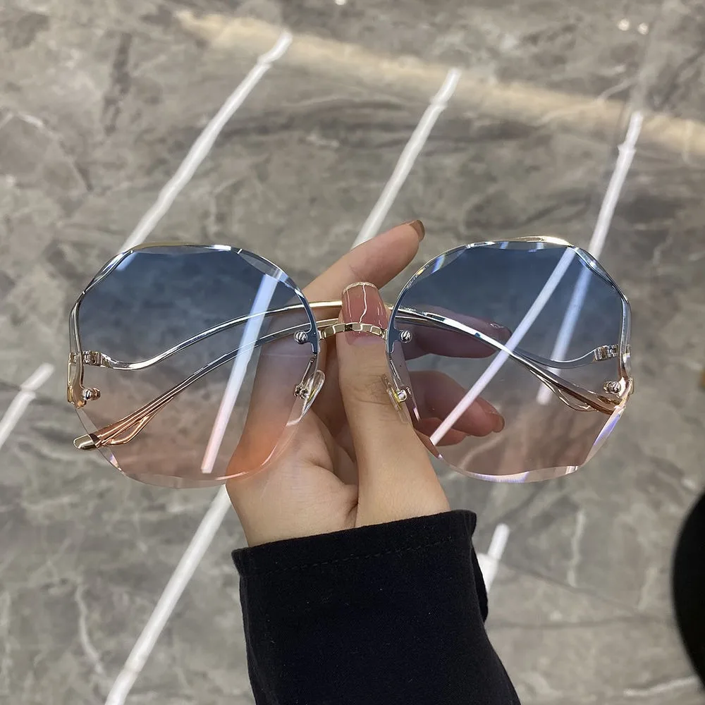 Fashion polygon frameless cut edge sunglasses for women, metal curved leg retro street photos sunglasses 415 glasses: no box
Fashion polygon frameless cut edge sunglasses for women, metal curved leg retro street photos sunglasses 415 glasses: no box