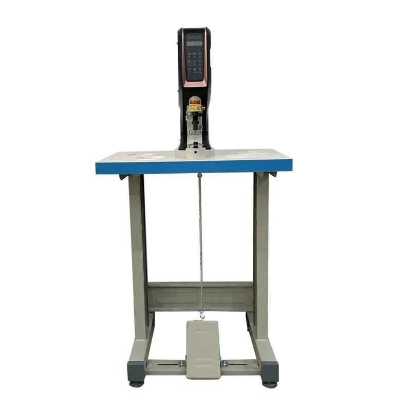 Автоматическая машина для пришивания пуговиц с компьютерным сервоприводом, функцией подсчета и позиционирования для обуви, головных уборов и одежды.
Автоматическая машина для пришивания пуговиц с компьютерным сервоприводом, функцией подсчета и позиционирования для обуви, головных уборов и одежды.