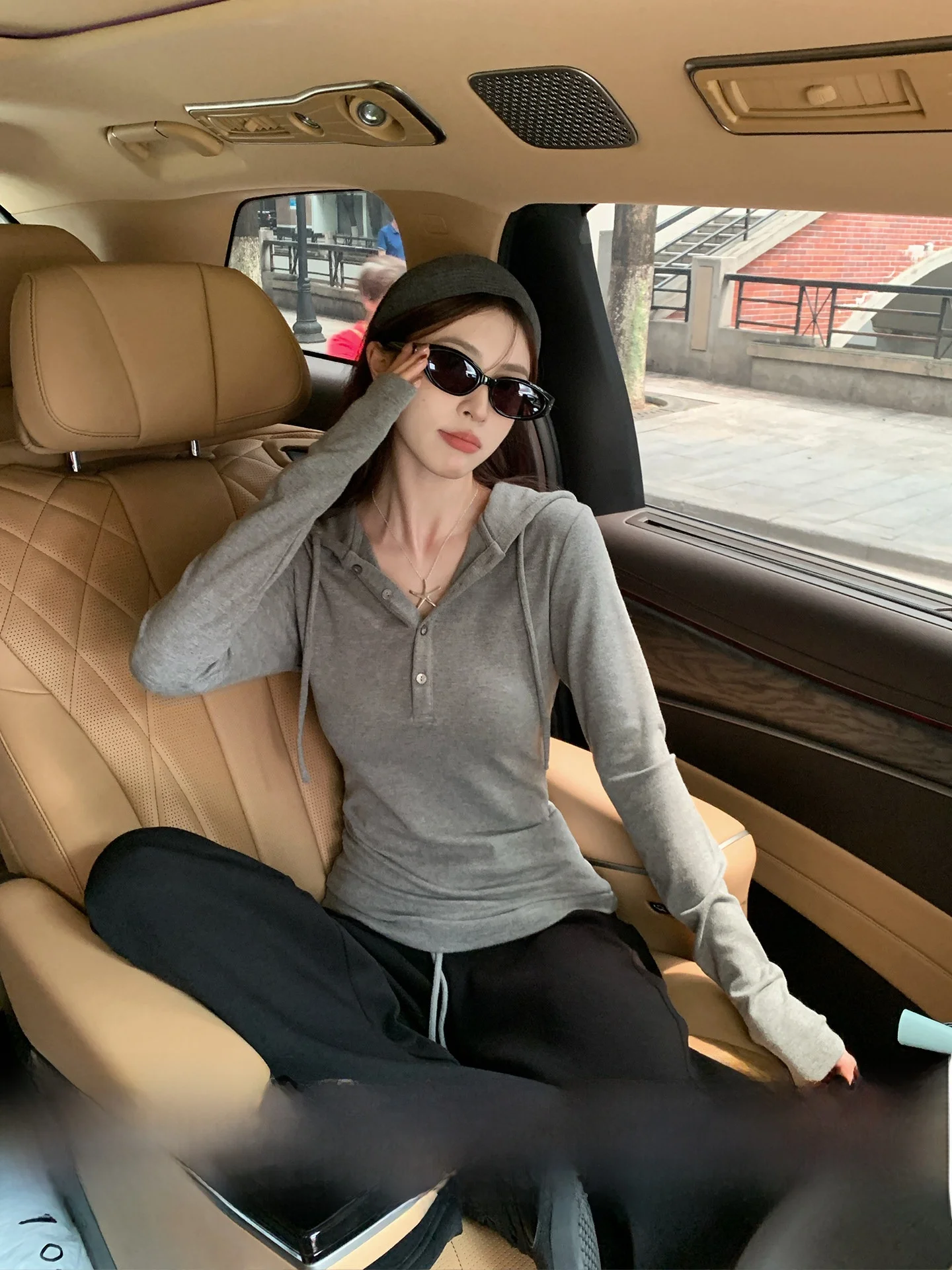 Женская толстовка с длинным рукавом, приталенная, с V-образным вырезом, на пуговицах, в корейском стиле, для повседневной носки
Женская толстовка с длинным рукавом, приталенная, с V-образным вырезом, на пуговицах, в корейском стиле, для повседневной носки