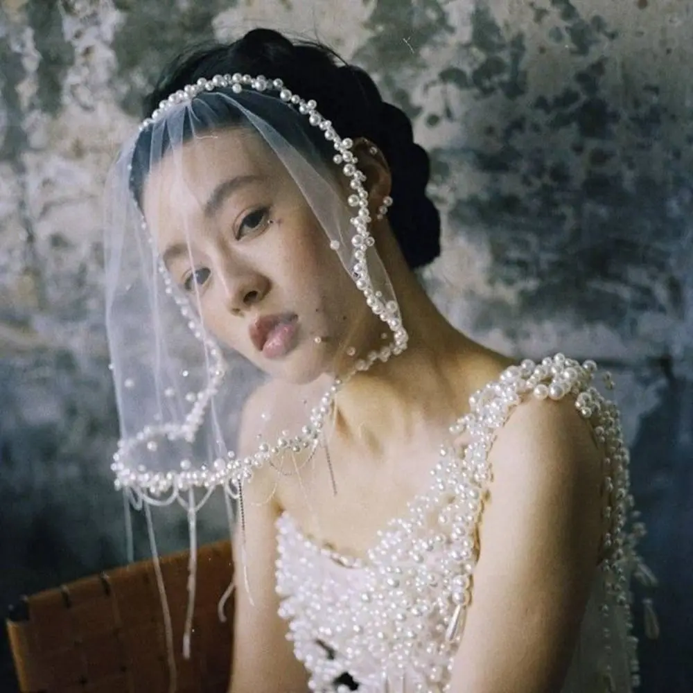 Элегантный жемчуг и бусины, вуаль невесты с кисточками, короткая свадебная фата, белый тюль, голова невесты, марлевый головной убор
Элегантный жемчуг и бусины, вуаль невесты с кисточками, короткая свадебная фата, белый тюль, голова невесты, марлевый головной убор