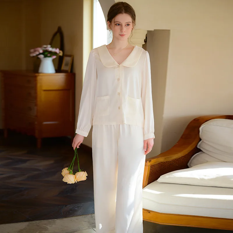 Ice silk pajamas women's long sleeved spring and summer thin two-piece set,loose and luxurious French retro home clothing summer
Ice silk pajamas women's long sleeved spring and summer thin two-piece set,loose and luxurious French retro home clothing summer