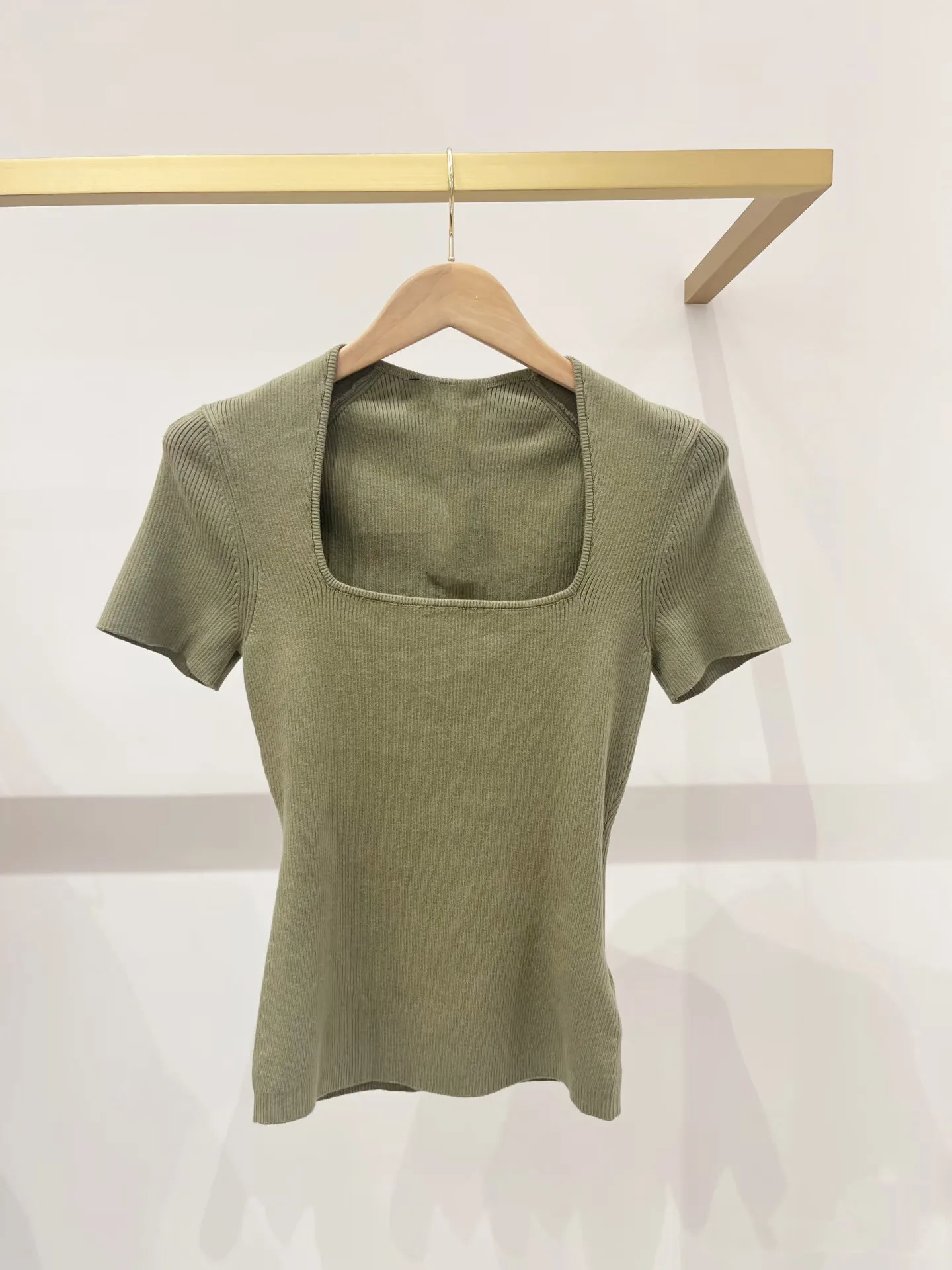 Элегантный вязаный топ с коротким рукавом, женская модная модель с квадратным воротником, облегающий крой, премиум-версия, французский стиль, стандартной толщины, весна...
Элегантный вязаный топ с коротким рукавом, женская модная модель с квадратным воротником, облегающий крой, премиум-версия, французский стиль, стандартной толщины, весна...