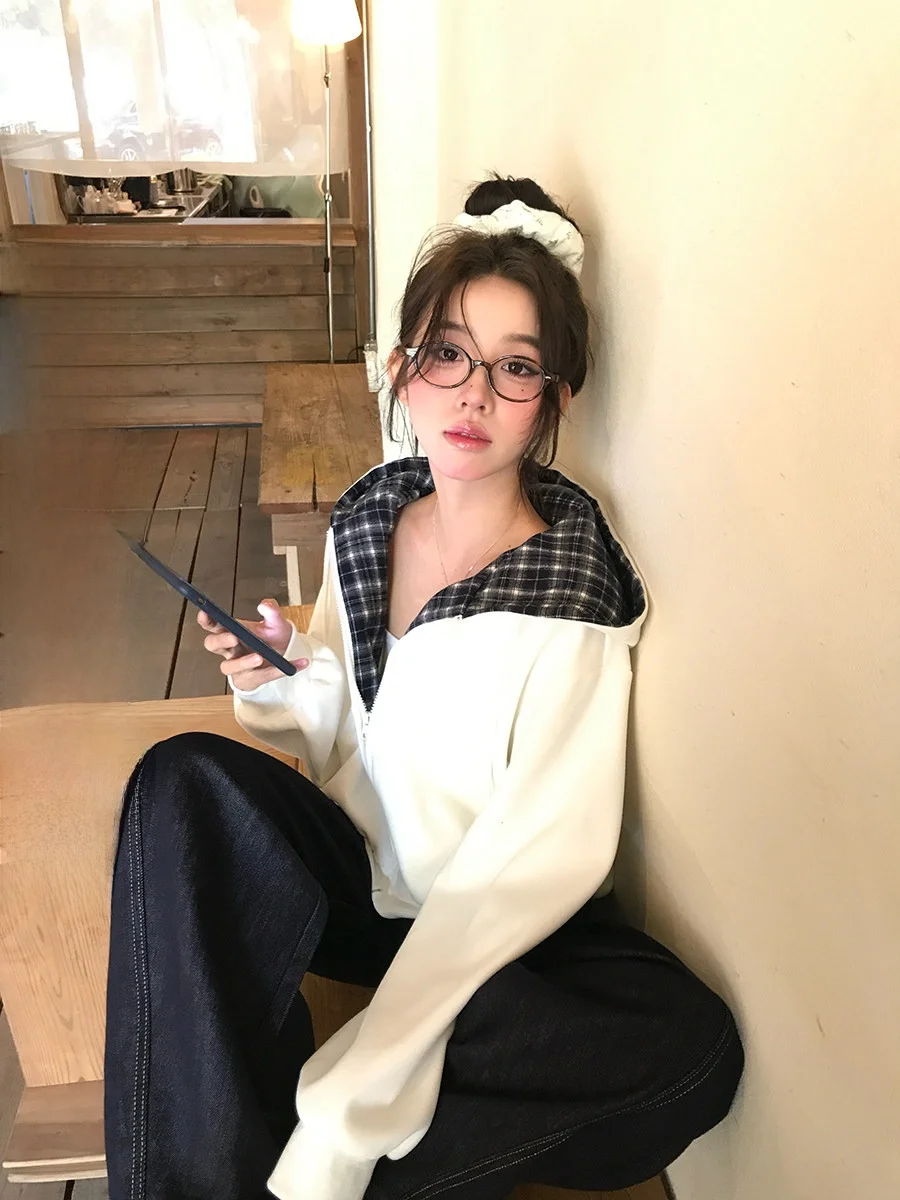 Sinbounboun Chic Contrast Color Block Short Hoodie Zipper Cardigan Women's Fashion Korean Style Long Sleeve Spring Outerwear
Sinbounboun Chic Contrast Color Block Short Hoodie Zipper Cardigan Women's Fashion Korean Style Long Sleeve Spring Outerwear