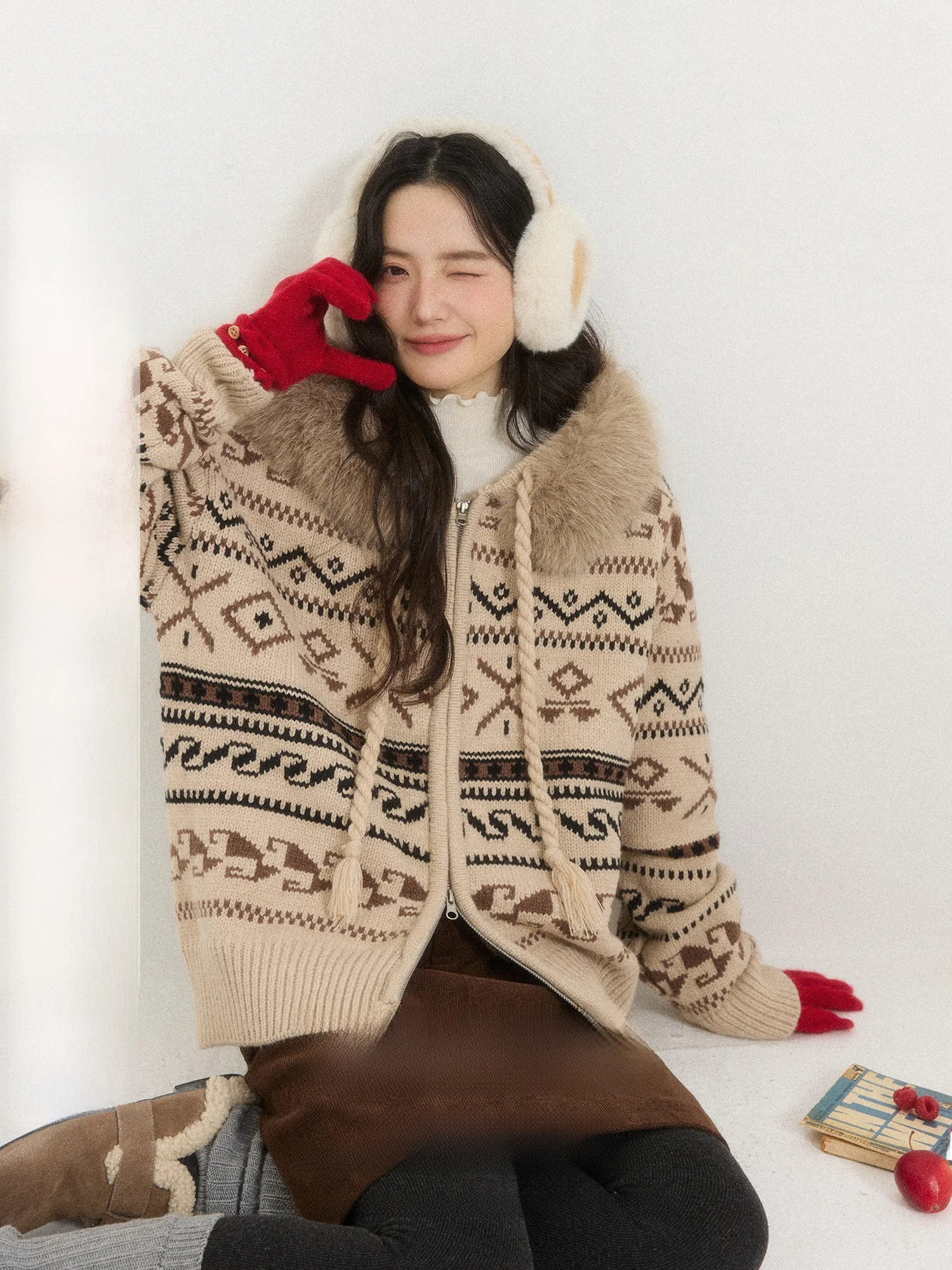 ORWhite Women's Woolen Knitwear Hooded Zipper Design Detachable Fur Collar Thickened Long Sleeve Loose Fit Vintage Style
ORWhite Women's Woolen Knitwear Hooded Zipper Design Detachable Fur Collar Thickened Long Sleeve Loose Fit Vintage Style