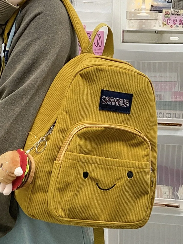 Вельветовая сумка-рюкзак для женщин, осенне-зимняя новинка, маленькая дорожная сумка на два плеча, милая студенческая сумка из мягкой ткани, большая вместимость.
Вельветовая сумка-рюкзак для женщин, осенне-зимняя новинка, маленькая дорожная сумка на два плеча, милая студенческая сумка из мягкой ткани, большая вместимость.